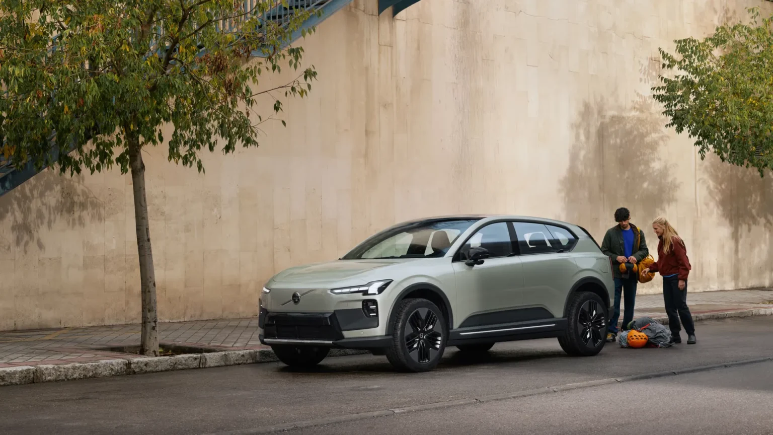 volvo-ex60-cross-country-egy-ferfi-es-egy-no-bepakol