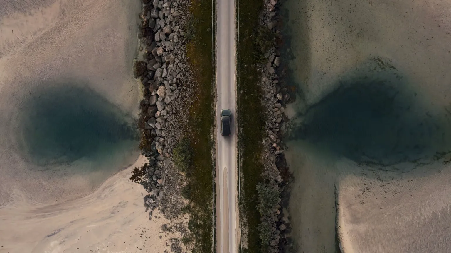 volvo-auto-keskeny-szigeten-halad-felul-nezet